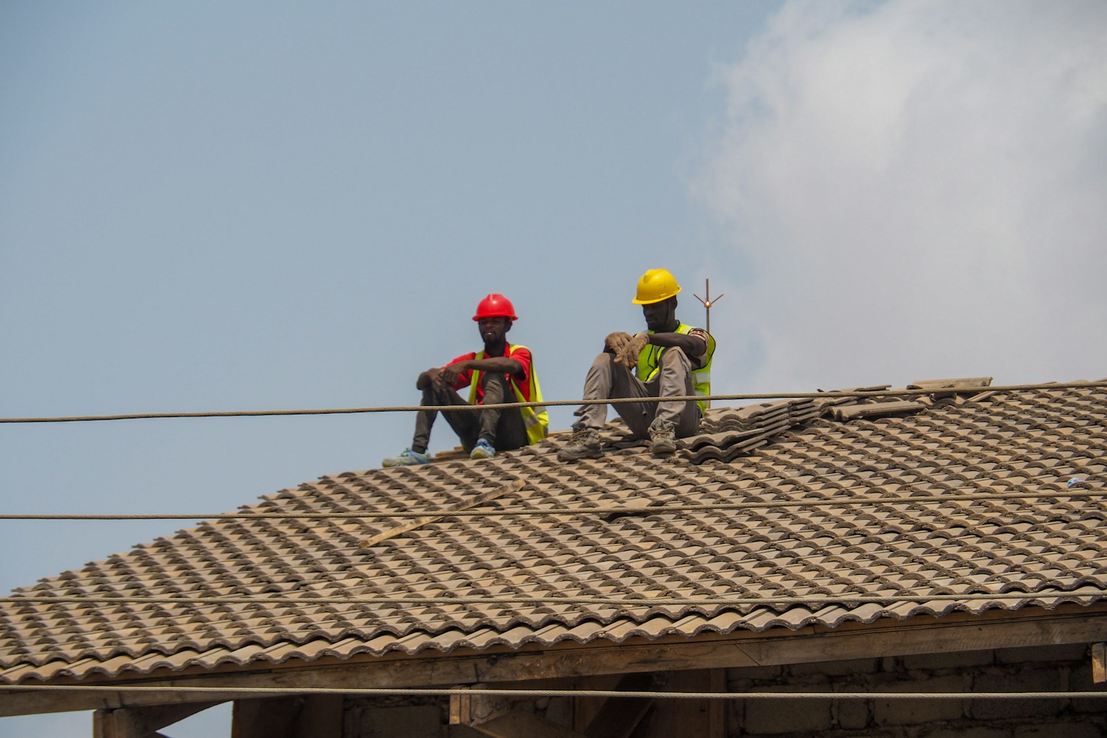 Ouvriers sur une toiture en tôle