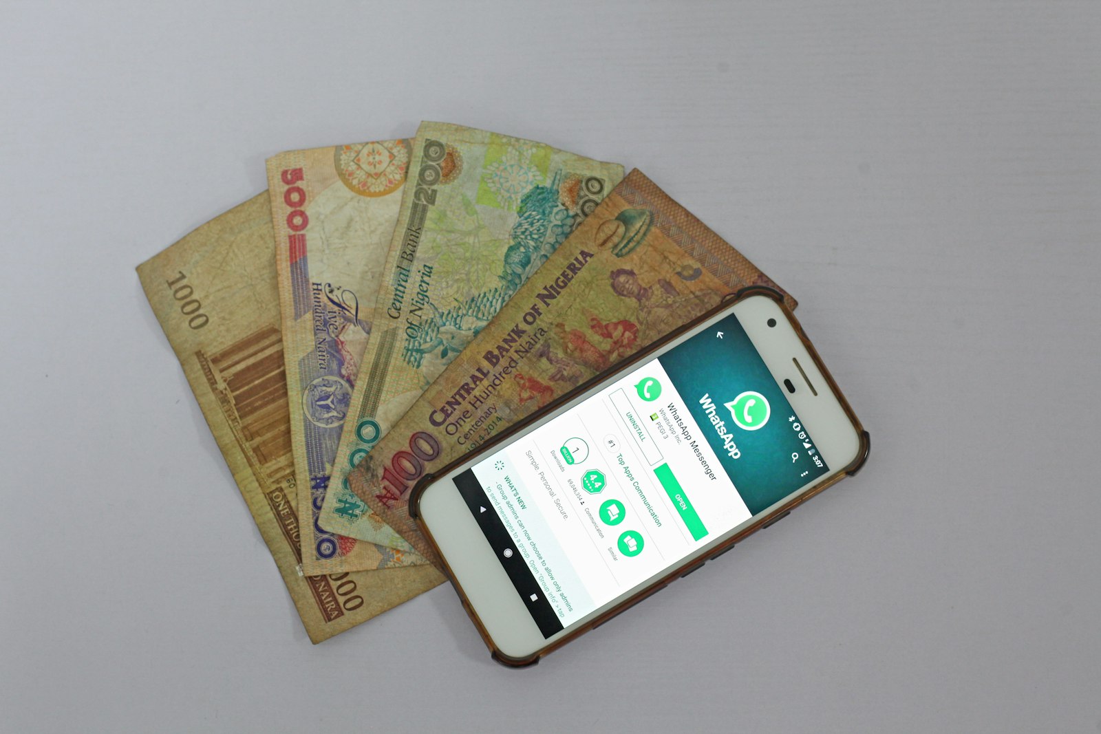 Smartphone et billets pour le Mobile Money